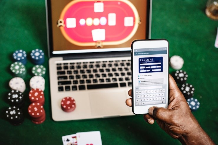 Pengguna memeriksa keamanan saat browsing mobile